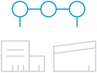 Ein schematisches Diagramm zeigt drei verbundene Kreise über zwei rechteckigen Gebäudedarstellungen. Die oberen Kreise symbolisieren eine vernetzte Produktion, während die unteren rechteckigen Symbole verschiedene Standorte repräsentieren. Das Bild illustriert standortübergreifende Fertigungskonzepte, die stets eine einheitliche und gesicherte Qualität gewährleisten.